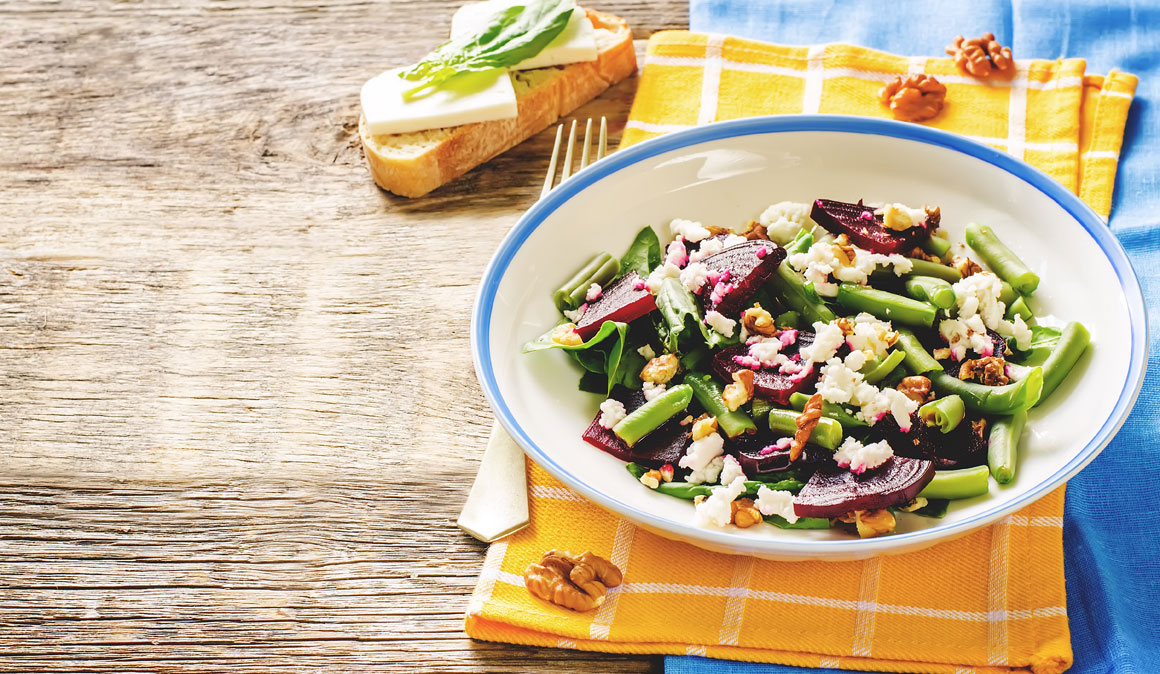 Ensalada de judías verdes con queso de cabra, cebolla y nueces