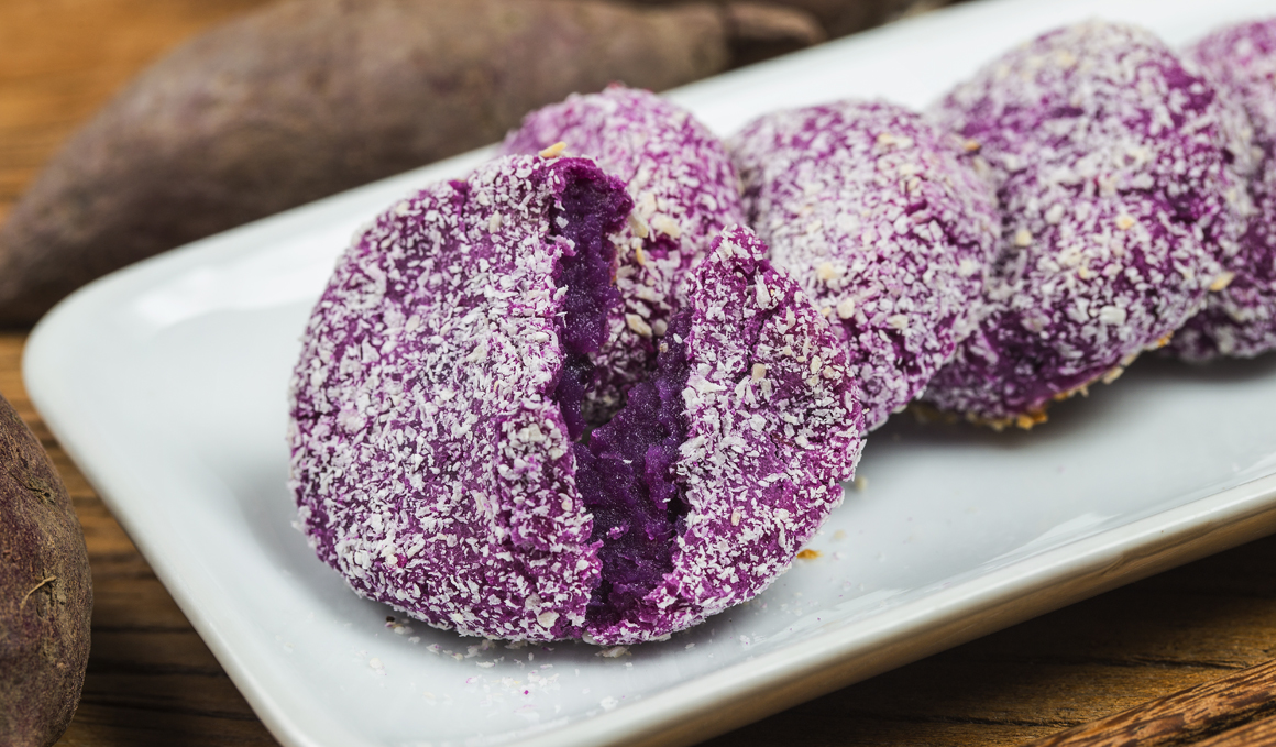 Torta de patata morada con nueces y parmesano