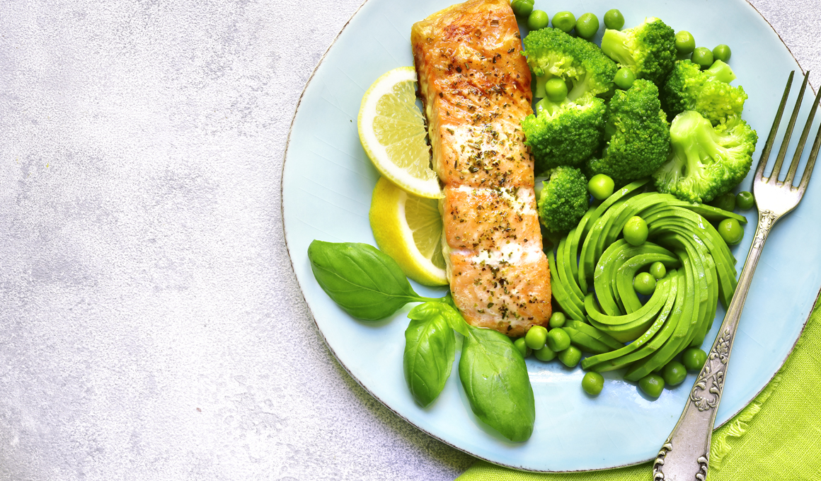 Salmón a la plancha con aguacate y brócoli
