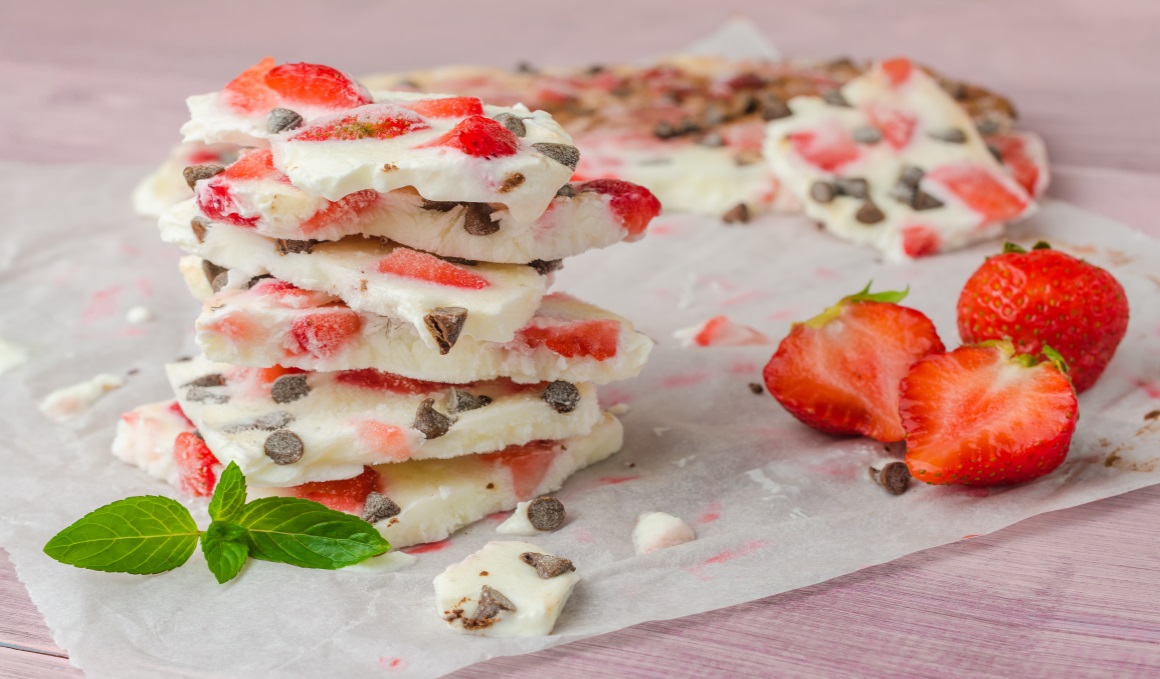 Adoquines de yogur helado con fresas y chocolate