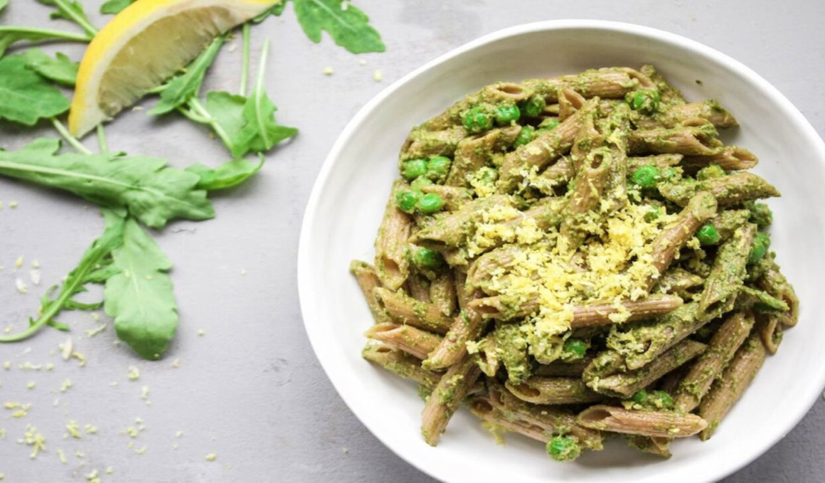 Pasta con pesto de rúcula al limón